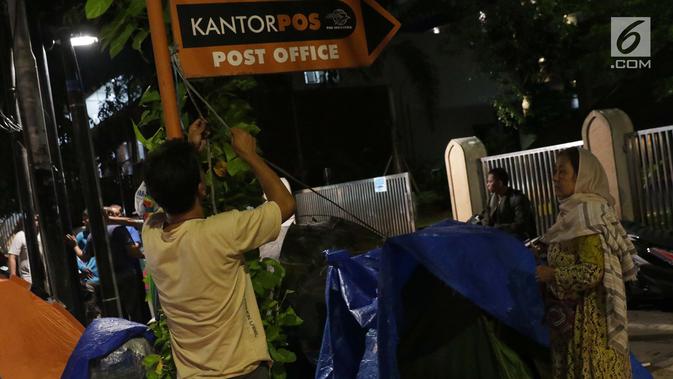 Pencari suaka mendirikan tenda untuk beristirahat di atas trotoar depan Masjid Ar-Rayan, Jalan Kebon Sirih, Jakarta, Jumat (5/7/2019). Para pencari suaka ini membangun tenda-tenda dan meminta kepastian perlindungan dari UNHCR . (Liputan6.com/Helmi Fithriansyah)