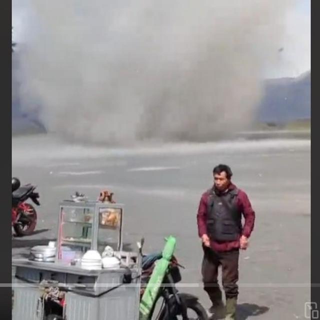 Heboh Kemunculan Tornado di Bromo, Lapak PKL Bikin Salah Fokus.  foto: TikTok @ladubromo