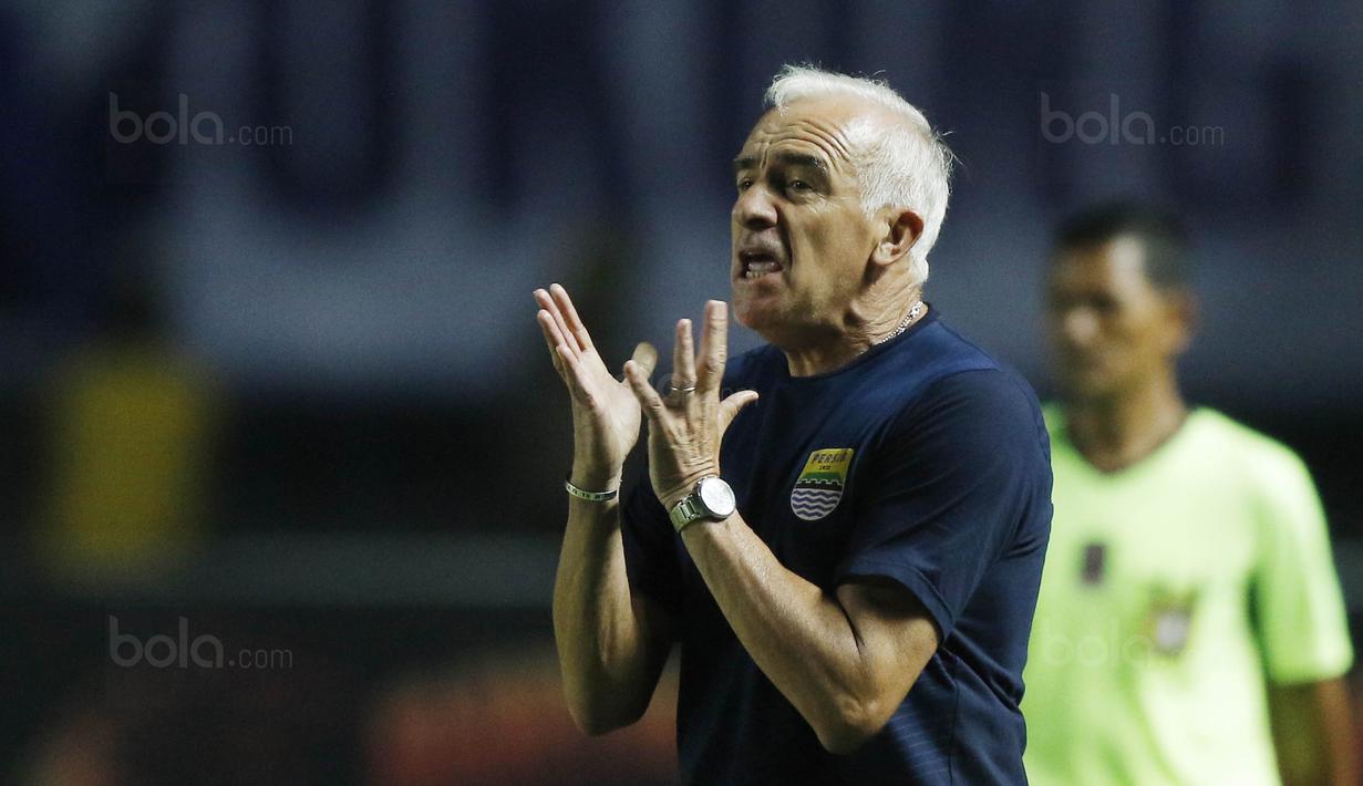 <p>Pelatih Persib Bandung, Mario Gomez, saat pertandingan melawan PSM pada laga Piala Presiden di Stadion GBLA, Bandung, Jumat (26/1/2018). Persib takluk 0-1 dari PSM. (Bola.com/M Iqbal Ichsan)</p>