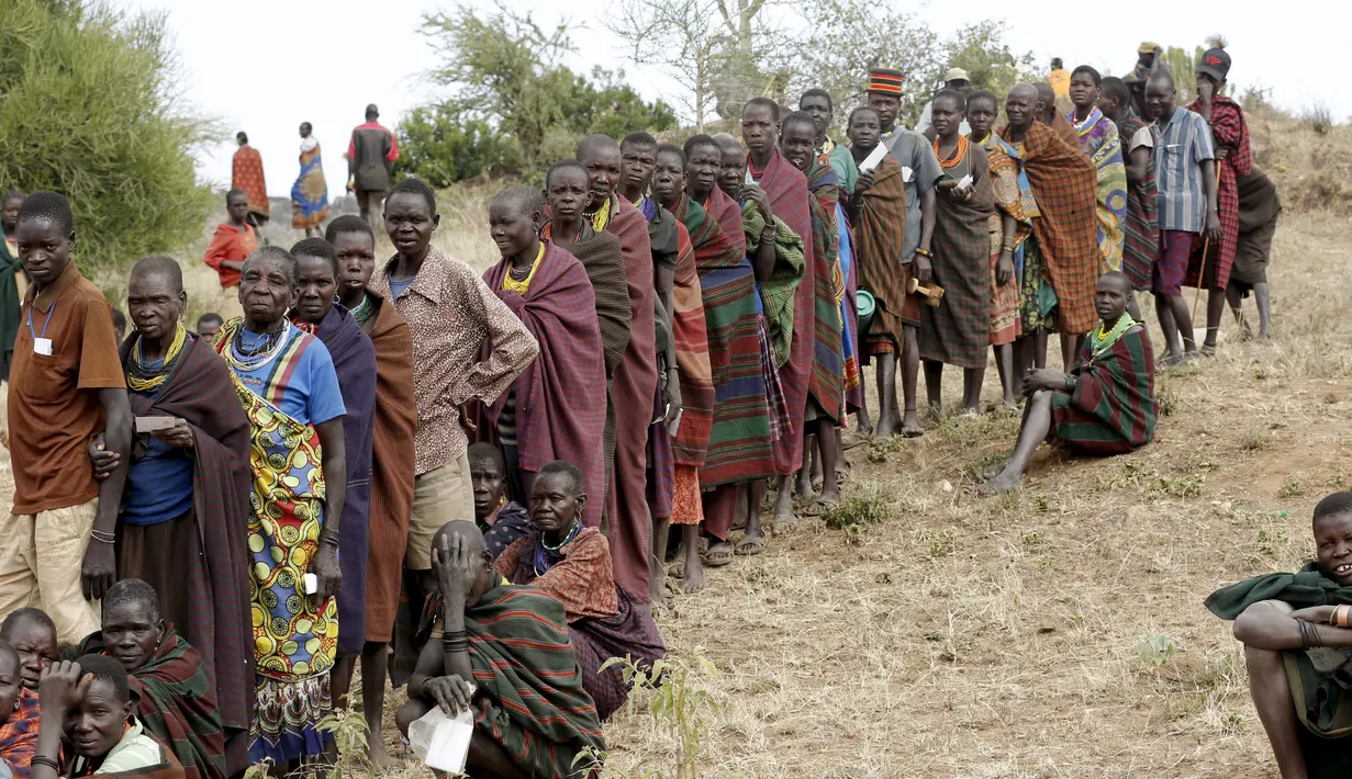 Warga suku Karamojong mengantri untuk memilih Presiden mereka di TPS desa dekat kota Kaabong, Uganda, (18/2). Dengan tempat dan alat pemilihan yang sangat sederhana mereka tetap antusias untuk ikuti pemilu. (REUTERS / Goran Tomasevic)