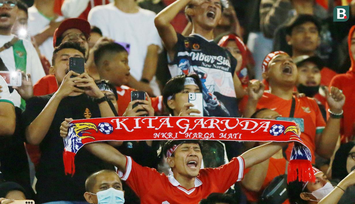 <p>Suporter Indonesia memberikan dukungan dengan membentangkan syal bertuliskan "Kita Garuda, NKRI Harga Mati"&nbsp;saat laga FIFA Match Day antara Timnas Indonesia melawan Timnas Curacao di Stadion Pakansari, Bogor, Selasa (27/09/2022). (Bola.com/Muhammad Iqbal Ichsan)</p>