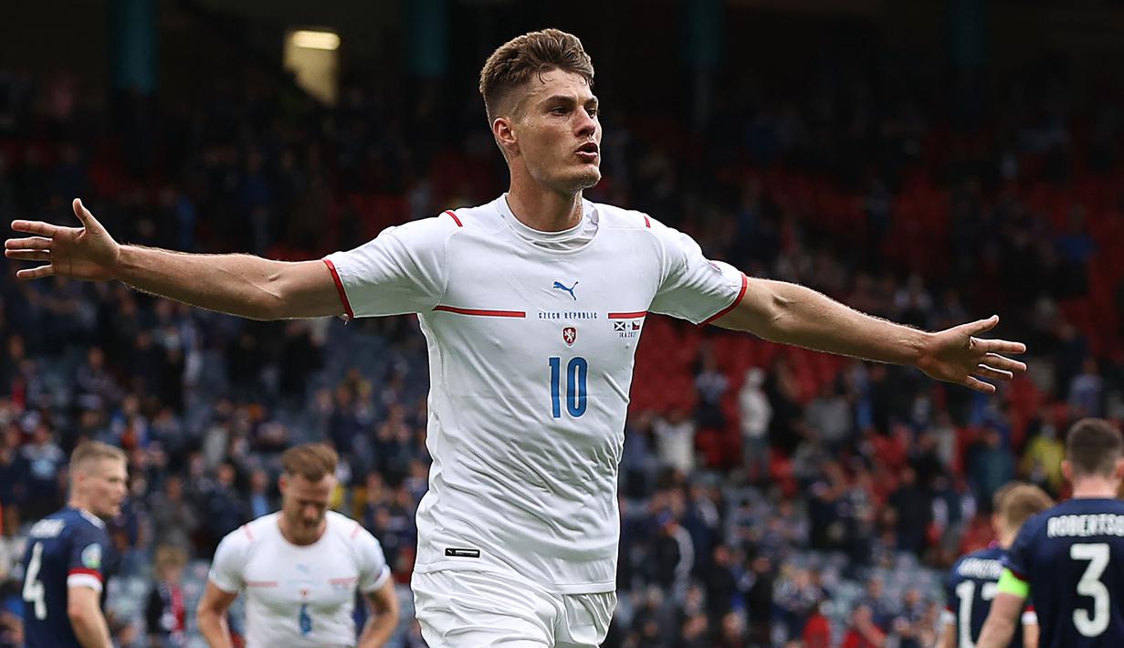 Patrik Schick menjadi aktor kemenangan Republik Cezka kala menghadapi Skotlandia. Ia mampu melesatkan dua gol dan salah satunya merupakan kandidat "Gol of The Tournament" ketika dirinya mampu melesatkan bola dari tengah lapangan. (Foto: AFP/Pool/Lee Smith)