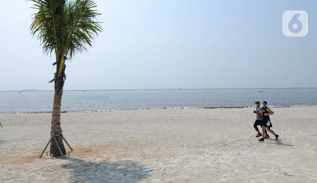 Warga berolahraga di hamparan pasir putih White Sand Beach, Pantai Indah Kapuk (PIK) 2, Jakarta Utara, Sabtu (5/6/2021). Hamparan pasir putih buatan sepanjang sekitar 4 Km menjadi salah satu destinasi warga Jabotabek untuk berlibur. (merdeka.com/Arie Basuki)