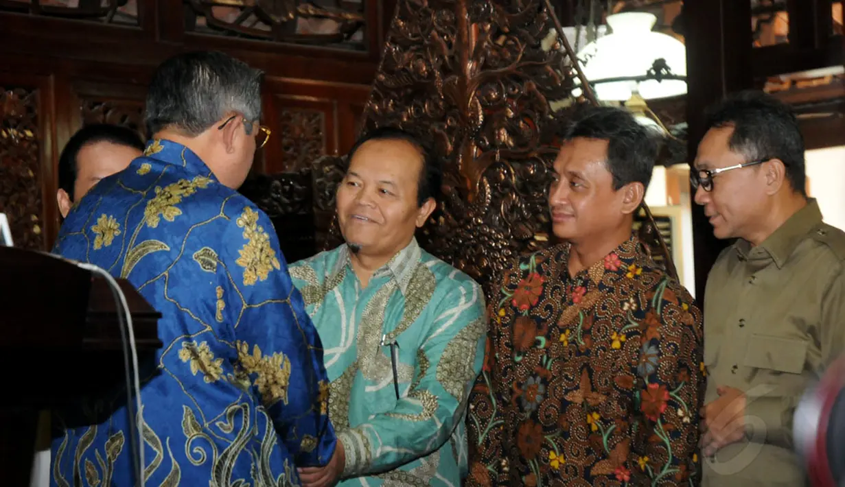 Usai pertemuan dan jumpa pers, Presiden Susilo Bambang Yudhoyono menyalami satu persatu delegasi Koalisi Merah Putih. Tampak, Presiden SBY menyalami mantan Ketua MPR, Hidayat Nur Wahid, di Puri Cikeas, Bogor, (2/9/2014). (Liputan6.com/Helmi Fithriansyah)
