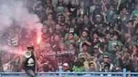 Ribuan suporter Persebaya Surabaya (Bonek) memadati Stadion Tugu, Koja, Jakarta Utara, Selasa (2/8). Mereka meminta PSSI mengembalikan status Persebaya 1927 sebagai klub yang sah dan ikut perhelatan Liga Indonesia.(Liputan6.com/Yoppy Renato)