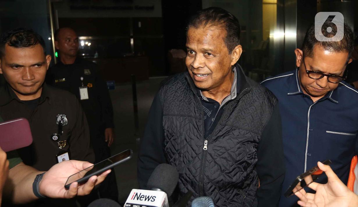 Mereka adalah mantan Menteri Agama Yaqut Cholil Qoumas, Ishfah Abidal Aziz alias Gus Alex selaku mantan staf khusus pada era Menag Yaqut Cholil, serta Fuad Hasan Masyhur selaku pemilik biro penyelenggara haji Maktour. Tampak dalam foto, pemilik agen perjalanan haji dan umroh, Maktour Travel, Fuad Hasan Masyhur, menjawab pertanyaan pewarta saat meninggalkan Gedung Merah Putih Komisi Pemberantasan Korupsi (KPK), Jakarta, Senin (26/1/2025). (Liputan6.com/Helmi Fithriansyah)