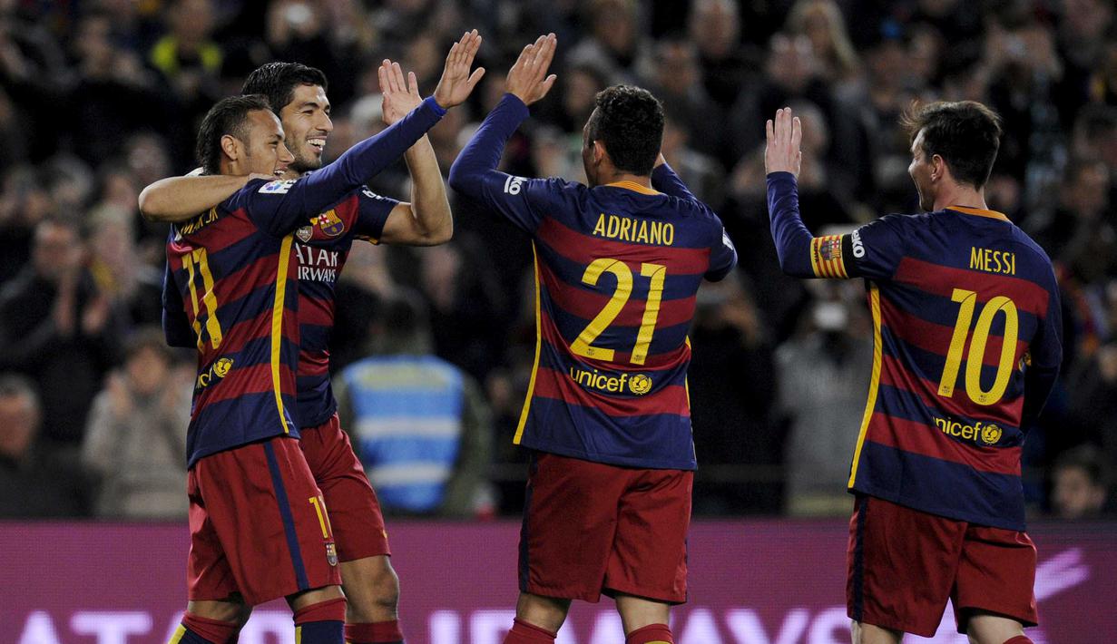 Para pemain Barcelona merayakan gol yang dicetal Luiz Suarez pada laga La Liga Spanyol di Stadion Cam Nou, Barcelona, Kamis (31/12/2015) dini hari WIB. (REUTERS/Stringer)