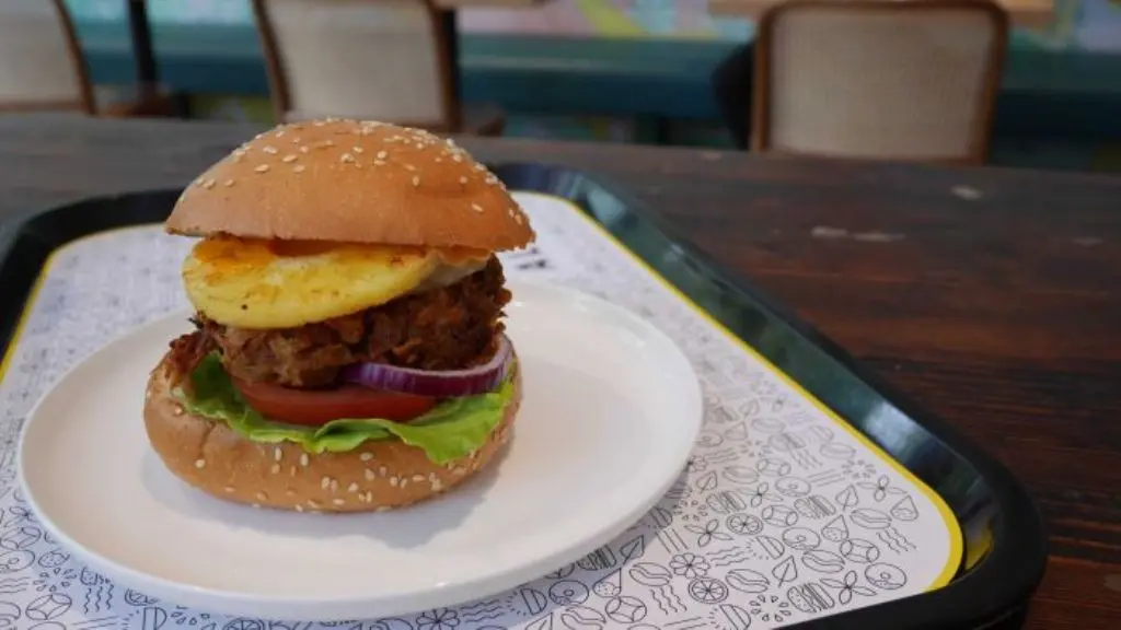 Hawaiian Burger yang dihidangkan di restoran vegan The Alley di Melbourne.  (ABC Rural: Cath McAloon)