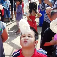 Anak-anak saat mengikuti lomba makan krupuk saat lomba 17 Agustus
