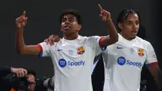 Pemain Barcelona, Lamine Yamal (kiri) melakukan selebrasi setelah mencetak gol kemenangan timnya ke gawang Osasuna pada babak semifinal Piala Super Spanyol di Stadion Al-Awwal, Riyadh, Arab Saudi, Kamis (11/01/2024). (AFP/Fayez Nureldine)