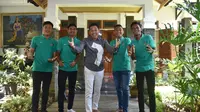 Dedi Mulyadi (tengah) bersama empat pemain Timnas U-16 (Liputan6.com/Abramena)