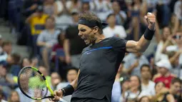  Ekspresi petenis Spanyol, Rafael Nadal, saat meraih poin melawan petenis Rusia, Andrey Kuznetsov, dalam turnamen tenis AS Terbuka di USTA Billie Jean King National Tennis Center, New York, (2/9/2016). (AFP/Don Emmert)