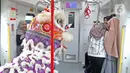 Pertunjukkan barongsai menghibur penumpang di Stasiun LRT Velodrome (25/1/2020). Pertunjukan tersebut dalam rangka perayaan tahun baru Imlek yang ke-2571. (Liputan6.com/Herman Zakharia)