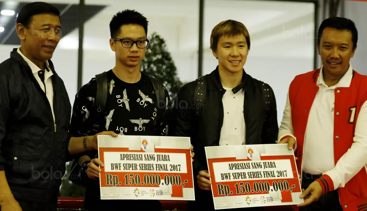 Menpora, Imam Nahrawi dan Ketua PBSI, Wiranto, memberikan bonus kepada pasangan ganda putra Kevin Sanjaya dan Marcus Gideon di Bandara Soekarno Hatta, Senin (18/12/17). Kevin-Marcus menjuarai Dubai Super Series 2017. (Bola.com/M Iqbal Ichsan)