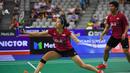 Pasangan Indonesia, Praveen Jordan/Debby Susanto, saat bertanding melawan pasangan China, Wang Yilyu/Huang Dongping pada laga Korea Terbuka 2017, Minggu (17/9/2017). Praveen/Debby menang 21-17, 21-18 atas Wang Yilyu/Huang Dongping. (AFP/Jung Yeon-Je)