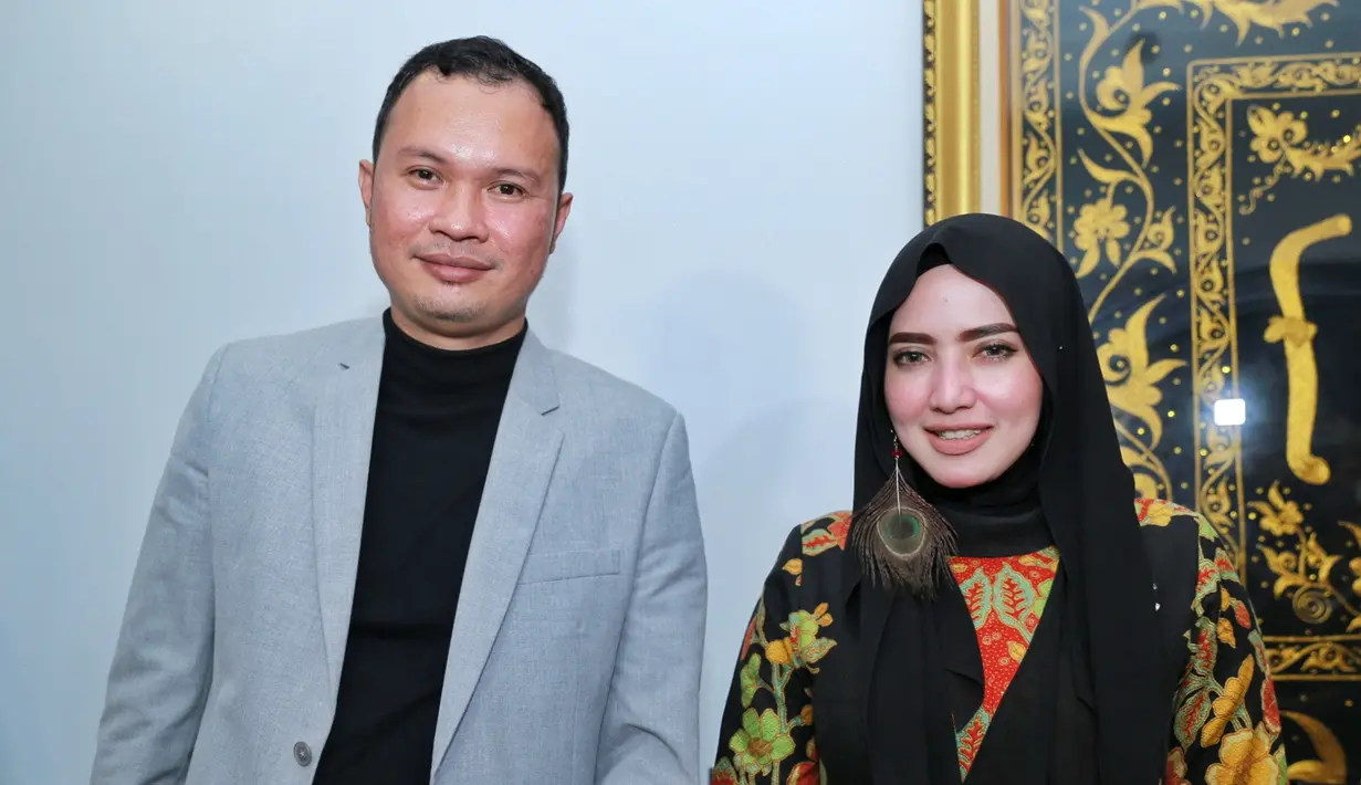 "Ini kasih tau enggak ya nih, hahaha. Ya enggak-lah ya kalau itu tanya ke mas Opicknya aja lah. Masalah kayak gitu takutnya nanti saya kegeeran kan mengada-ngada nanti katanya," ujar Yulia. (Adrian Putra/Bintang.com)