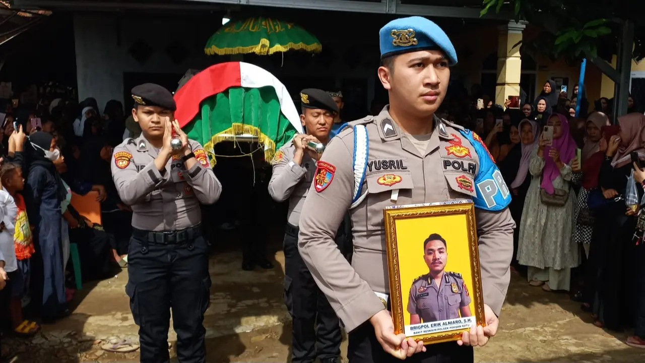 Prosesi pemakaman Brigpol Erik Alniaro dilaksanakan di TPU Kampung Banjar Masin, Kecamatan Baradatu, Way Kanan. Foto : (Istimewa).