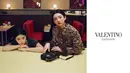 Dibintangi Lareina Song dan Yi Fan, keduanya mengenakan busana dan aksesori dari Valentino Cruise 2026. Memadukan siluet, detail, dan aksesori yang merefleksikan keindahan gerak serta ekspresi diri. [Valentino]