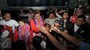 Sejumlah orang berusaha bersalaman dengan Lilyana NatsirdanTontowi Ahmad usai tiba di Bandara Soekarno Hatta, Banten, Selasa (23/8/2016). Tontowi Ahmad/Lilyana Natsir berhasil meraih emas olimpiade Rio 2016 di Brasil. (Liputan6.com/HelmiFithriansyah)