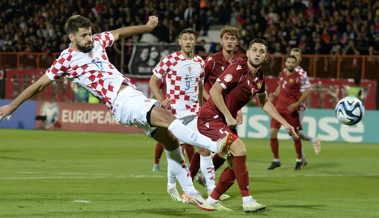 Pemain Kroasia Bruno Petkovic (kiri) berebut bola dengan pemain Armenia Styopa Mkrtchyan (kanan) pada pertandingan sepak bola Kualifikasi Euro 2024 di Stadion Republik Vazgen Sargsyan, Yerevan, Armenia, Senin (11/9/2023). (KAREN MINASYAN/AFP)