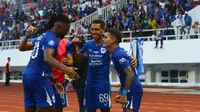 Para pemain PSIS Semarang merayakan gol yang dicetak Carlos Fortes ke gawang Persebaya pada lanjutan pekan ketiga BRI Liga 1 2023/2024, Minggu (16/7/2023). (Bola.com/Radifa Arsa)