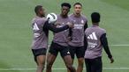 Aurelien Tchouameni tampak dalam latihan skuad Real Madrid menjelang laga El Clasico melawan Barcelona pada Sabtu (09/05/2026) waktu setempat. (AFP/Oscar Del Pozo)