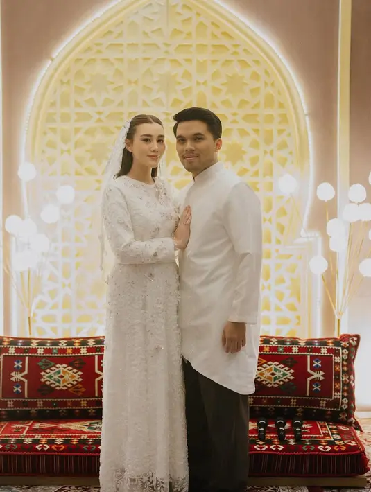 Untuk acara yang lebih spesial, Aaliyah memilih long dress dengan bahan brokat dan sentuhan payet minimalis. Dress ini bisa menjadi inspirasi bagi bumil yang ingin tampil menawan saat tasyakuran kehamilan atau acara penting lainnya. Sentuhan payet memberikan efek berkilau yang tidak berlebihan, menciptakan look yang elegan dan berkelas. [@aaliyah.massaid].