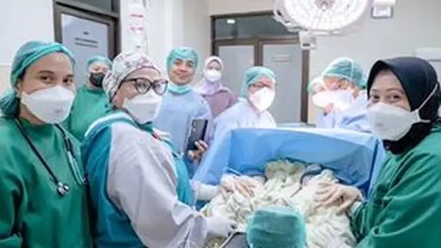 8 Tahun Menanti, Ini 6 Potret Indri Giana Istri Ustaz Riza Melahirkan Anak Kembar