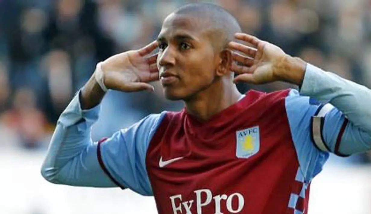 Selebrasi winger Aston Villa Ashley Young setelah mencetak gol ke gawang Blackburn Rovers di Villa Park, Birmingham, 26 Februari 2011. AFP PHOTO/IAN KINGTON