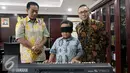 Ketua MPR-RI Zulkifli Hasan saat menerima Jefri Setiawan anak kelas V SD asal Kendal, Jawa Tengah yang akan mengikuti Guinness World Record London bulan Maret nanti, Senayan, Jakarta, Senin (9/1). (Liputan6.com/JohanTallo)