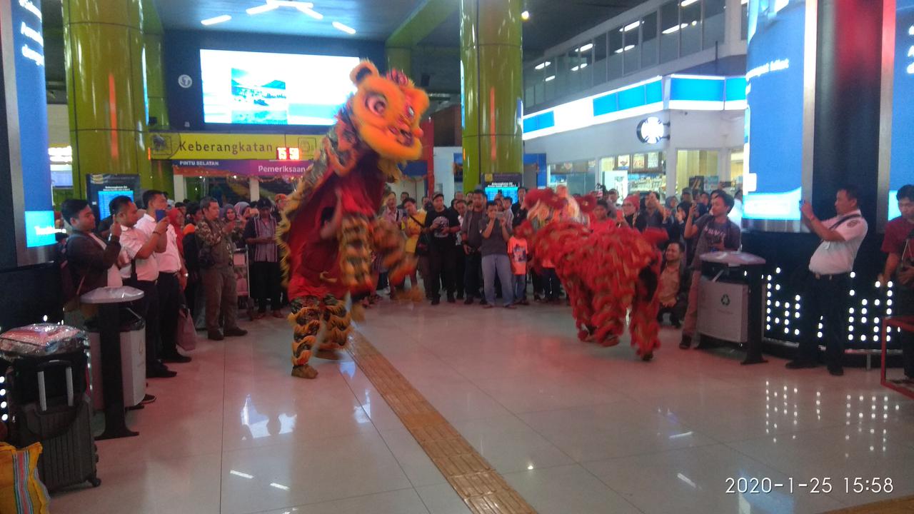 Pertunjukan barongsai di Stasiun Gambir, Jakarta, Sabtu (25/1/2020). (Merdeka.com/ Nur Habibie)