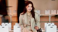 Gaya Stylish Lee Si Young saat Berada di Paris. [@leesiyoung38]