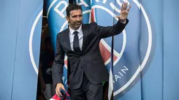 Kiper anyar PSG, Gianluigi Buffon berpose untuk fotografer pada sesi perkenalan di stadion Parc des Princes, Paris, Senin (9/7). Paris Saint-Germain ( PSG) secara resmi memperkenalkan Gianluigi Buffon sebagai pemain baru. (AP/Jean-Francois Badias)