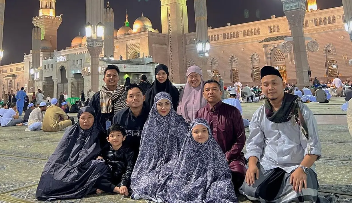 Ashanty mengucap doa di hari ulang tahunnya didampingi rombongan umroh dari Indonesia. Tepat selepas sholat subuh di Masjidil Haram pada 4 November 2022, Ashanty terlihat bahagia.(Liputan6.com/IG/ashanty_ash).
