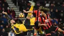 Striker Arsenal, Olivier Giroud, berusaha membobol gawang Bournemouth pada laga Liga Inggris di Stadion Vitality, Inggris, Selasa (3/1/2017). Kedua tim bermain imbang 3-3. (AFP/Glyn Kirk)