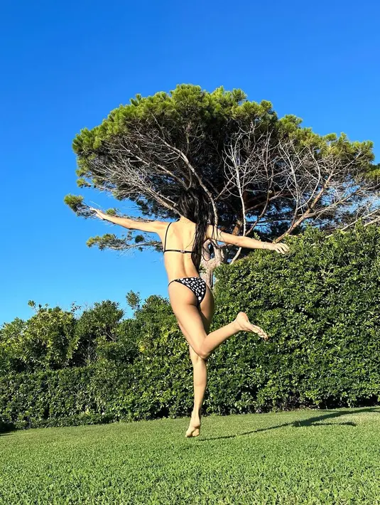 Dijual terpisah, set bikini Infinity Dots Louis Vuitton dibanderol dengan total seharga Rp14jutaan [@lalalalisa_m]