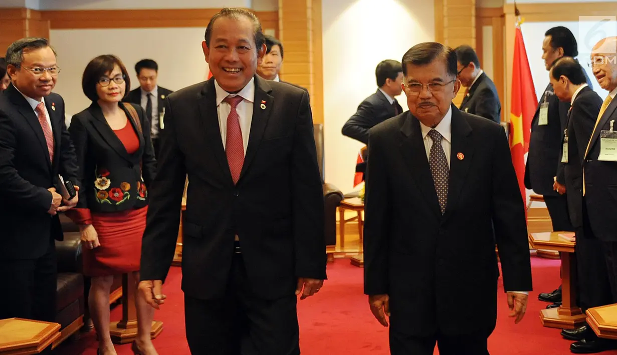 Wapres RI Jusuf Kalla menerima kunjungan kehormatan Deputi Perdana Menteri Vietnam Truong Hoa Binh disela-sela Konferensi Internasional ke-24 Tentang Masa Depan Asia di Tokyo, Jepang, Selasa (12/6). (Liputan6.com/HO/Media Wapres)