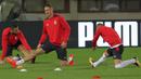 Gelandang Serbia, Nemanja Matic, melakukan pemanasan saat latihan di Stadion Ernst Happel, Wina, Kamis (5/10/2017). Serbia akan menghadapi Austria pada laga kualifikasi Piala Dunia 2018. (Bola.com/Reza Khomaini)