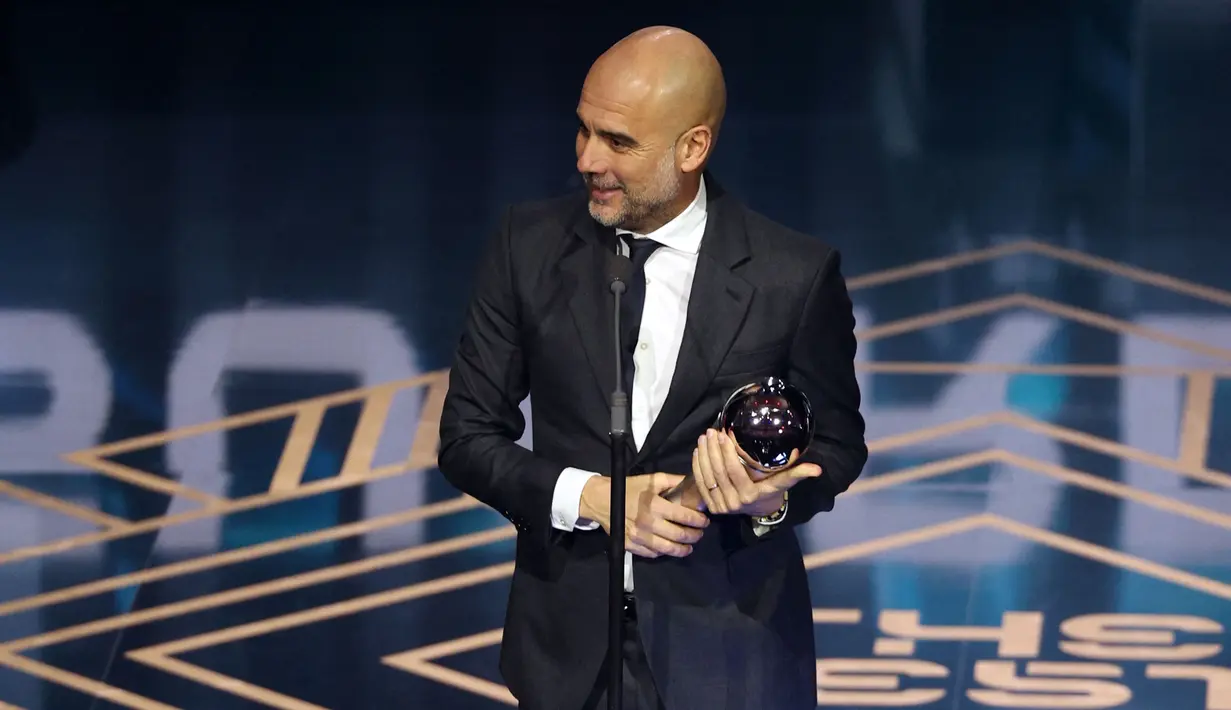 Pelatih Manchester City, Pep Guardiola memberikan sambutan setelah memenangkan penghargaan pelatih terbaik FIFA 2023 ada acara Best FIFA Football Awards yang berlangsung di Eventim Apollo, Hammersmith, London, Senin (15/01/2024) waktu setempat. (AP Photo/Kirsty Wigglesworth)