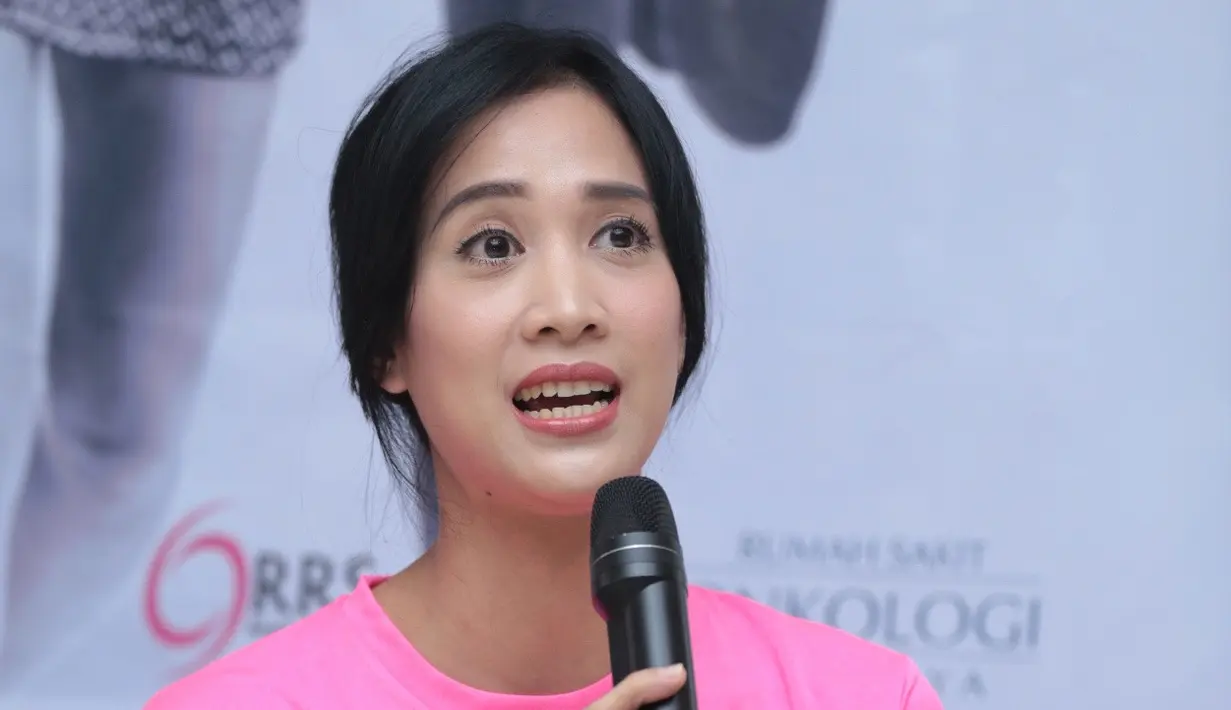 Bahkan demi terhindar dari bahaya kanker, bintang film 3 Dara 2 itu juga terus menerapkan hidup sehat. Selain menjaga asupan makanan, ia juga menjalankan olahraga. (Adrian Putra/Bintang.com)