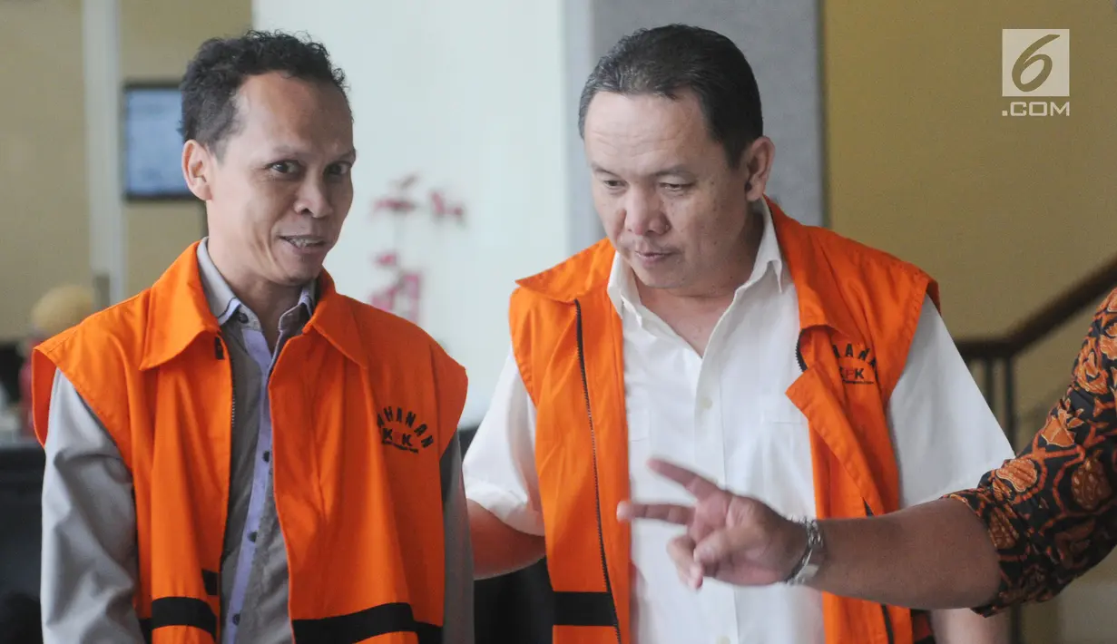 Bupati Halmahera Timur nonaktif Rudi Erawan (kanan) dan pengacara HM Saifudin usai menjalani pemeriksaan di KPK, Jakarta, Jumat (11/5). Rudi Erawan diperiksa terkait suap senilai Rp 6,3 M proyek Kementerian PUPR tahun 2016. (Merdeka.com/Dwi Narwoko)