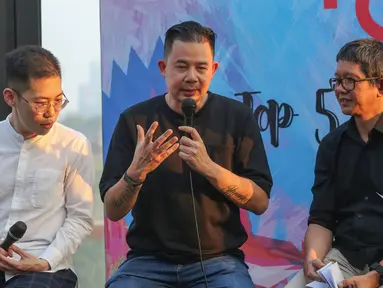 Ketua Komite Indonesia Rising Andi Sadha (tengah) memberi keterangan pers Indonesia Creative Incorporated (ICINC) di Jakarta, Kamis (11/07/2019). Badan Ekonomi Kreatif (Bekraf) akan memberangkatkan 5 pemenang seleksi ICINC ke Los Angeles dalam Head in the Clouds Festival. (Liputan6.com/Fery Pradolo)