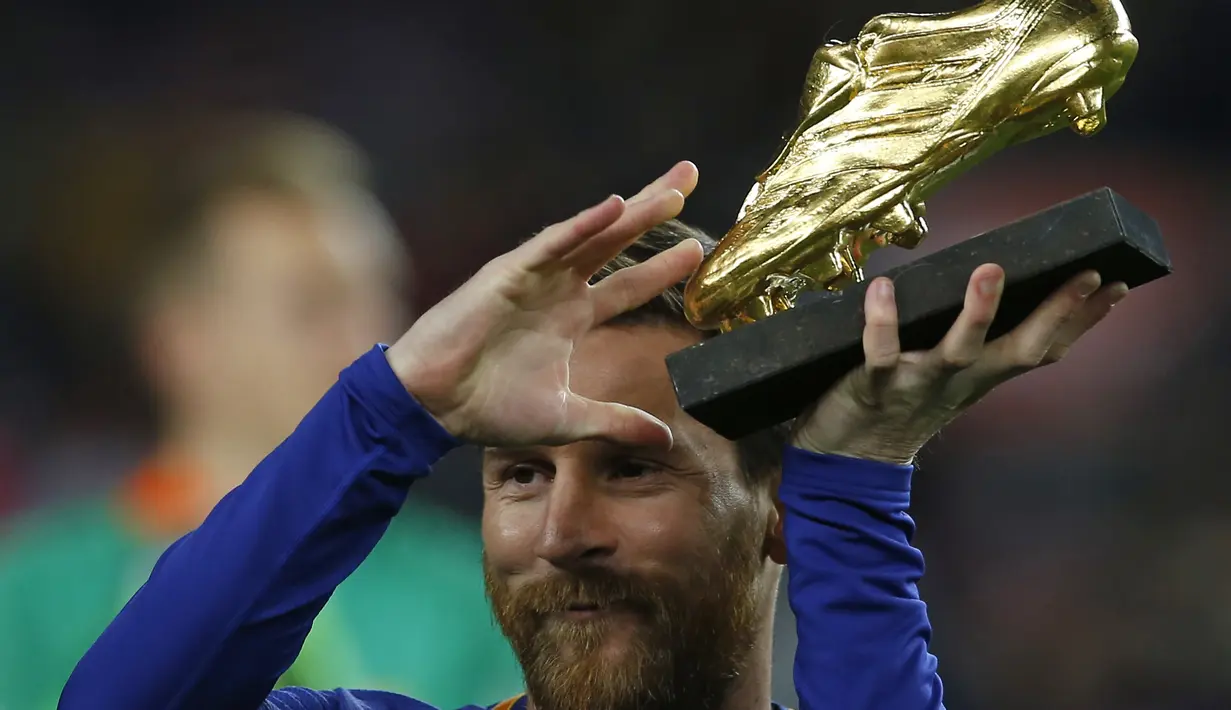 Lionel Messi menunjukan sepatu tersebut sebelum laga melawan Deportivo La Coruna pada lanjutan La Liga Santander di Camp Nou stadium, Barcelona, (17/12/2017). (AP/Manu Fernandez)