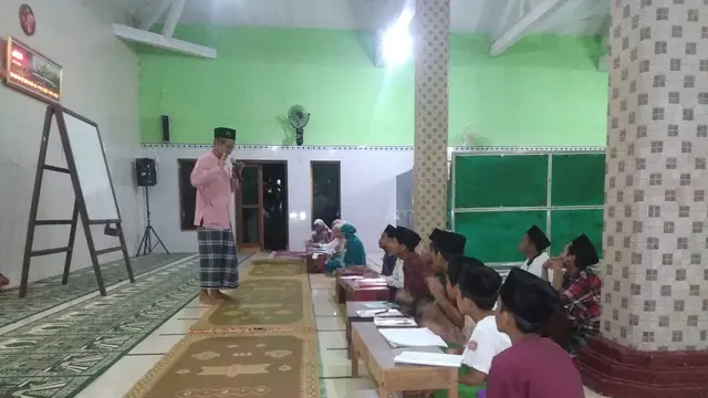 Kesehariannya disibukan dengan mengajar membaca huruf Arab dan Tafsir Al-Qur'an (Dok. Pribadi: Zamroni)
