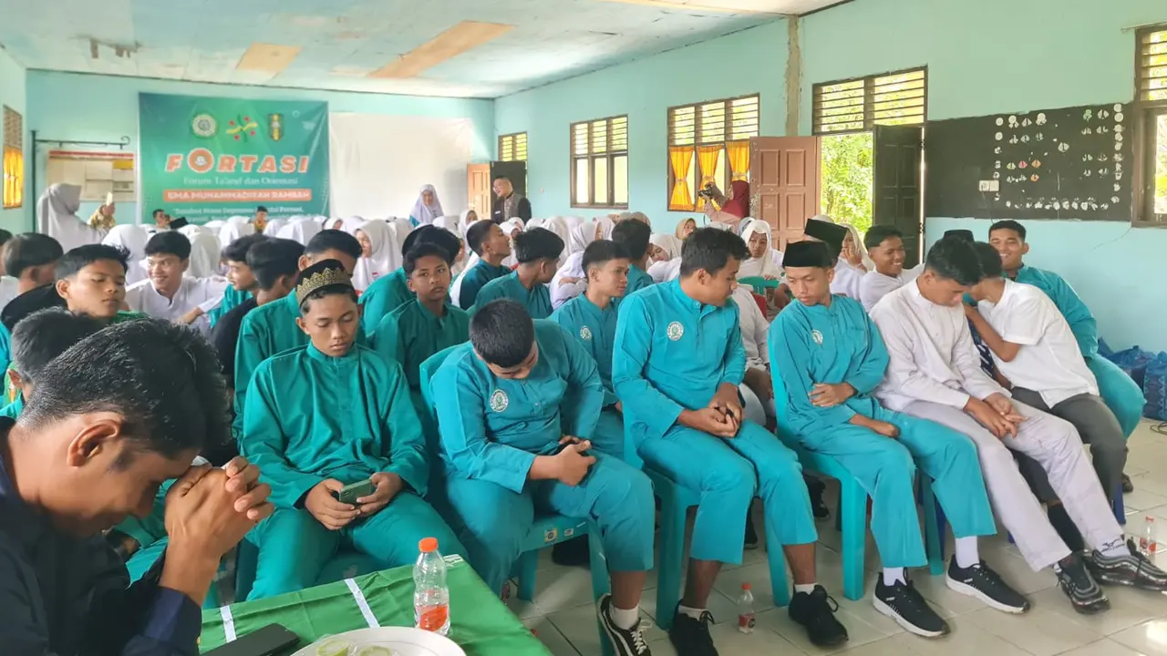 Siswa dan siswi mengikuti sosialisasi bahaya narkoba bagi penerus bangsa.