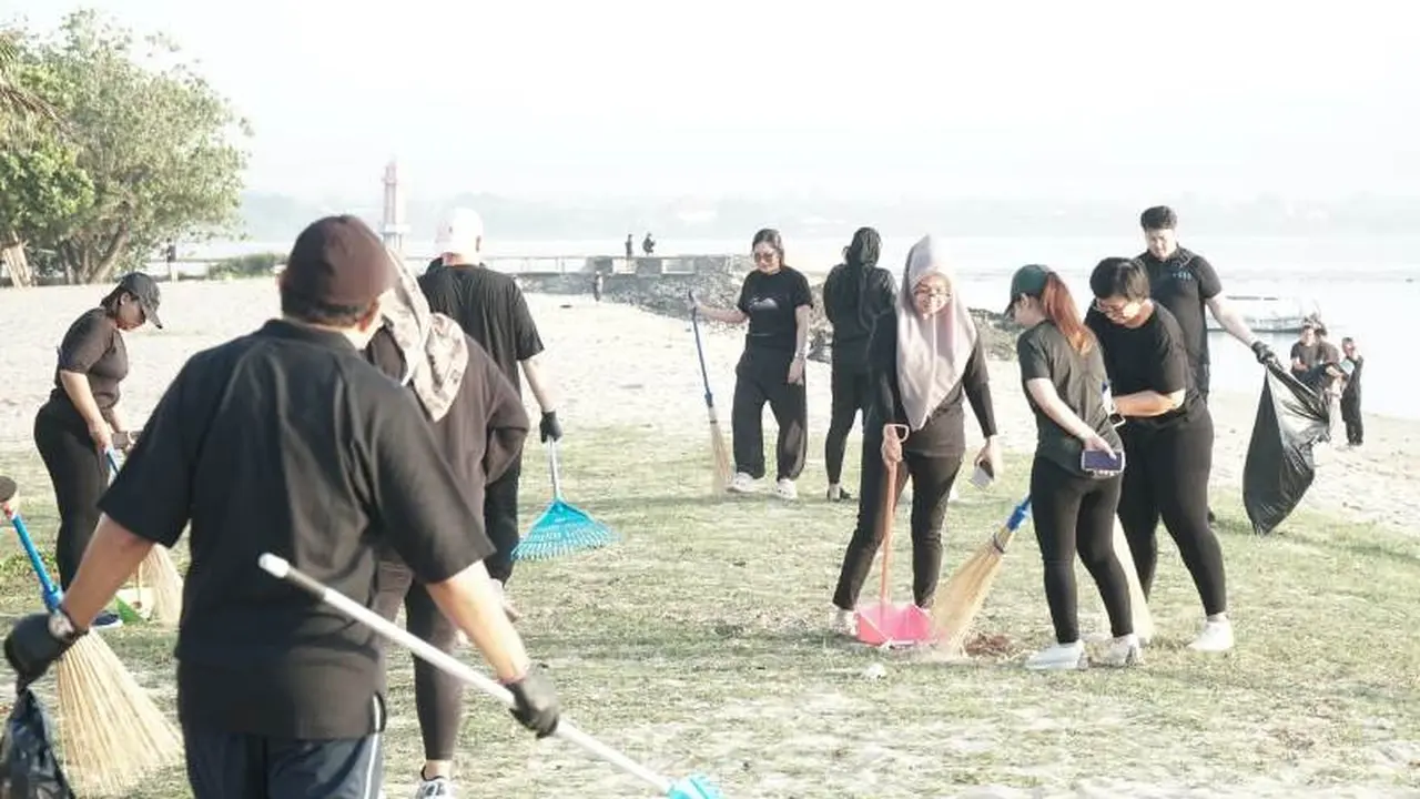 Meningkatkan Kepedulian Lingkungan dengan Beach Clean Up dan Penanaman Pohon Di KEK Sanur