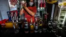 Pekerja menyiapkan minuman keras atau miras di mesin pendingin di salah satu kafe kawasan Jakarta Selatan, Selasa (2/3/2021). Aturan yang diteken oleh Presiden Joko Widodo pada 2 Februari 2021 terkait memperbolehkan masyarakat untuk berinvestasi di produk miras dicabut. (Liputan6.com/Johan Tallo)