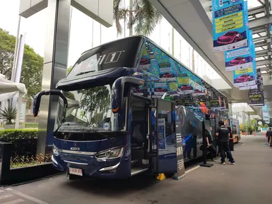 Mobil Lubricants Indonesia menawarkan pengalaman mengendarai mobil F1 pada simulator yang berada didalam bus mereka. Bus ini adalah bus tingkat berjenis Legacy SR2 Double Decker yang dibuat oleh karoseri Laksana dari Ungaran, Jawa Tengah. Bus keren ini ditopang oleh sasis Scania K 410 IB dengan tenaga 410hp.