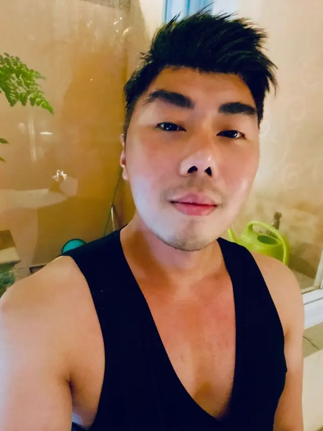 Tampil Beda, Ini 7 Potret Terbaru Roy Kiyoshi yang Telah Miliki Kekasih