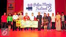 Para Juara berfoto bersama di malam Penganugerahan Police Movie Festival 2015, Jakarta, Sabtu (13/6/2015). Film pendek besutan Edosz cs dengan judul' Mencoba Menjadi Polisi Harapan ' berhasil keluar sebagai juara pertama. (Liputan6.com/Yoppy Renato)